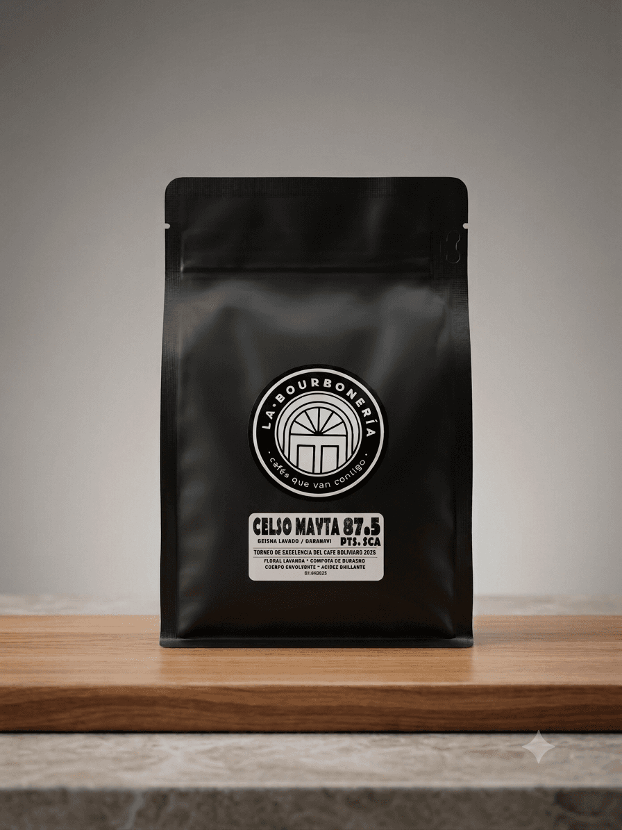 Bolsa negra de café especial La Bourbonería Celso Mayta sobre una superficie de madera.