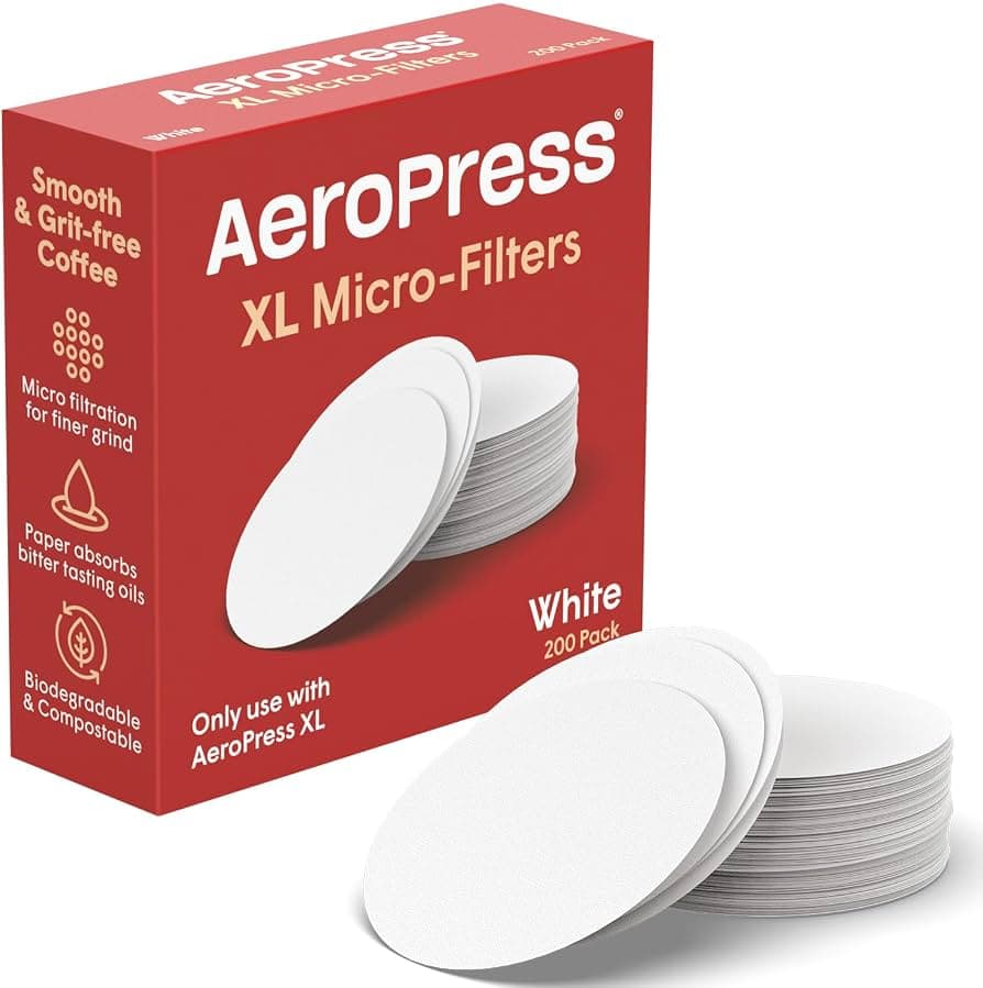 Caja roja de microfiltros AeroPress XL con varios filtros de papel blanco redondos apilados.